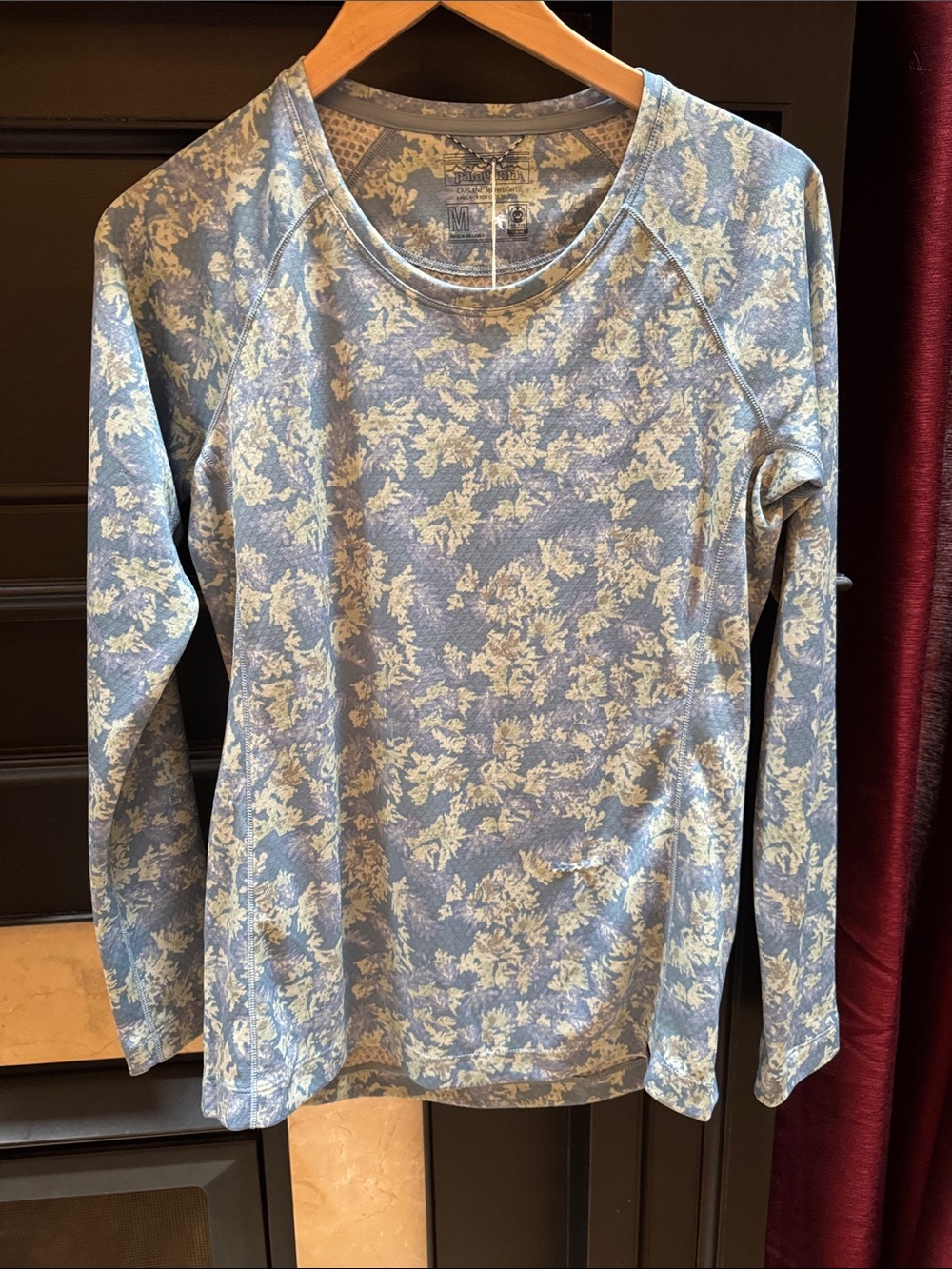 PATAGONIA Light Blue Floral Long-Sleeve capilene midweight shirt sz m
